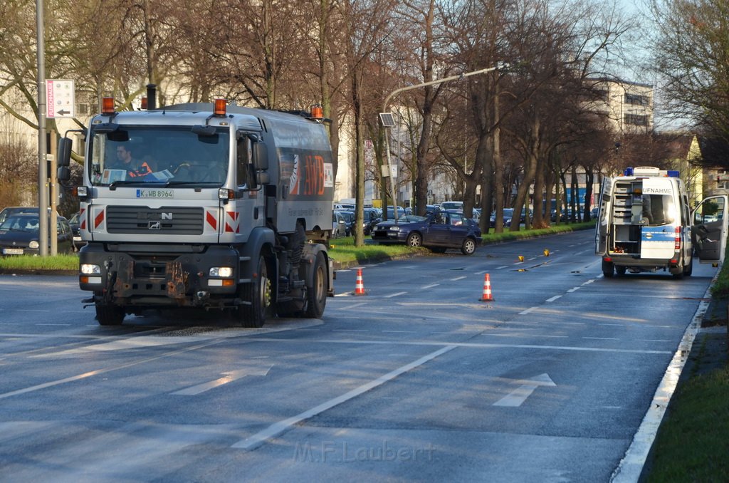 Bagger verliert Oel VU Pkw Koeln Ehrenfeld Innere Kanalstr Weinsbergerstr P193.JPG - Miklos Laubert